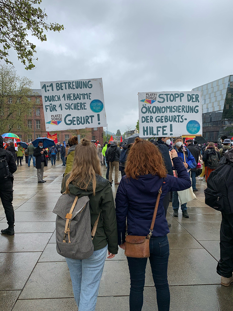 hebammen-für-die-eins-zu-eins-betreuung-unter-der-geburt-im-geburtshaus-freiburg