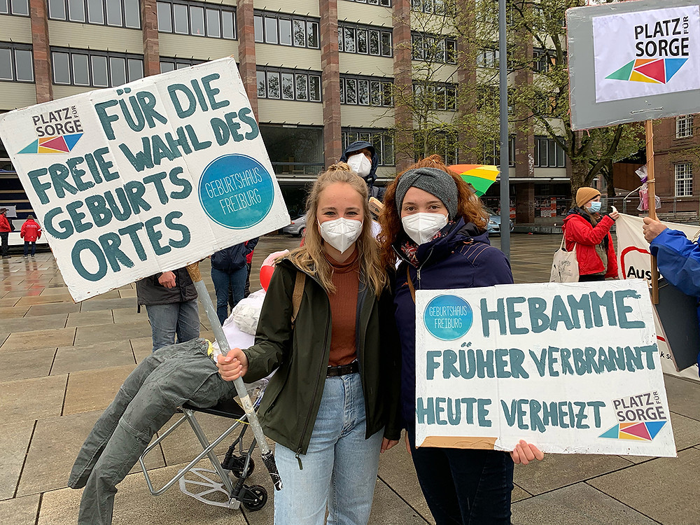 hebammen-in-freiburg-vom-geburtshaus-freiburg-team-demonstrieren-am-ersten-mai