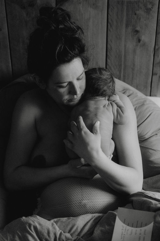 geburtsfotografie-bonding-hautkontakt-nach-der-geburt