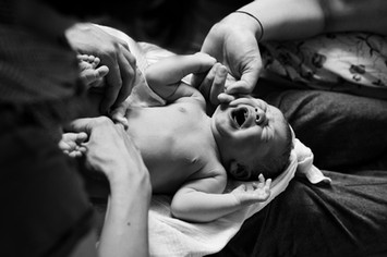 baby-erstuntersuchung-durch-hebamme-geburtsfotografie