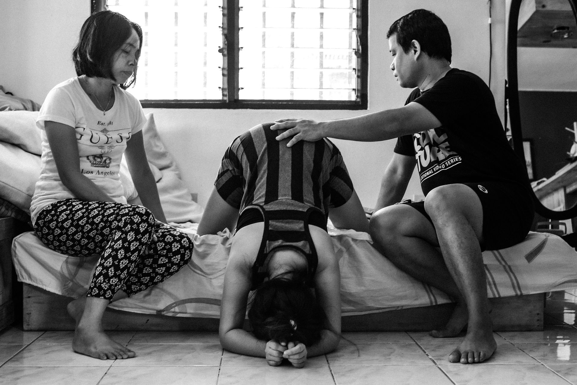 forward-leaning-inversion-spinning-babies-uebung-mit-hebamme-geburtsfotografie