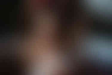 mutter-haelt-neugeborenes-baby-und-strahlt