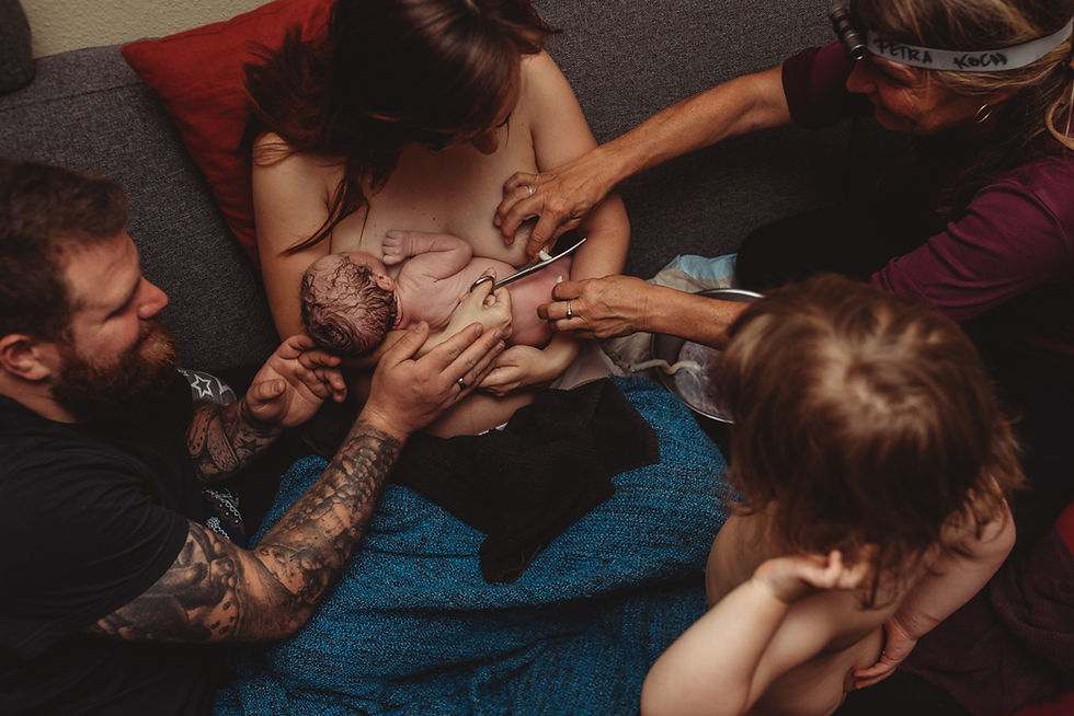 durchtrennen-der-nabelschnur-durch-die-mutter-geburtsfotografin-in-deutschland