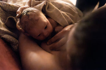 erstes-stillen-von-neugeborenem-baby-nach-der-geburt-geburtsfotografie