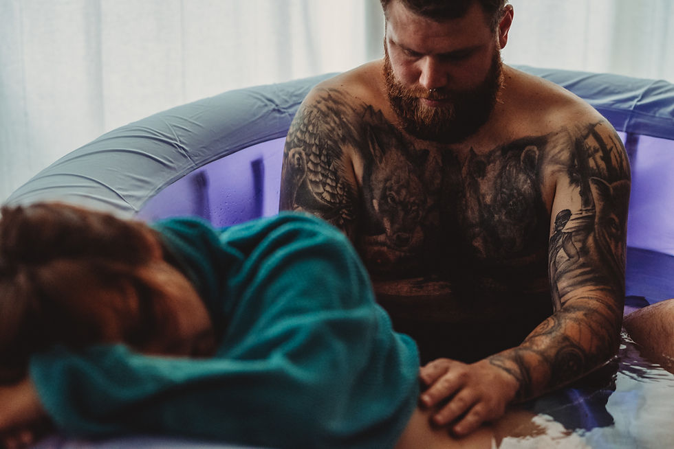 partner-im-pool-bei-hausgeburt-geburtsfotografie