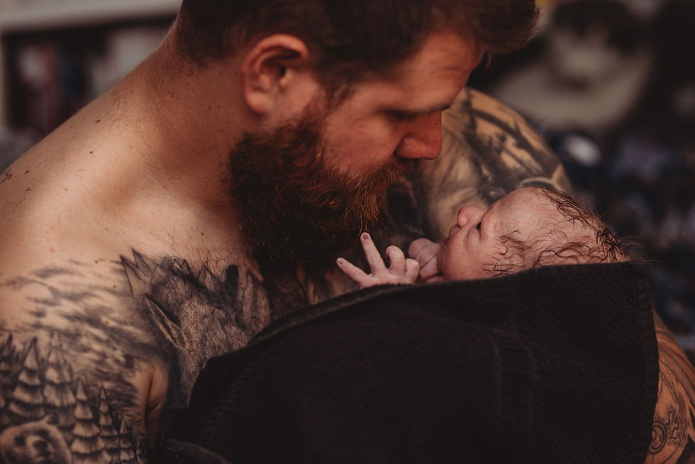 erstes-kuscheln-mit-dem-vater-nach-der-geburt-father-and-son