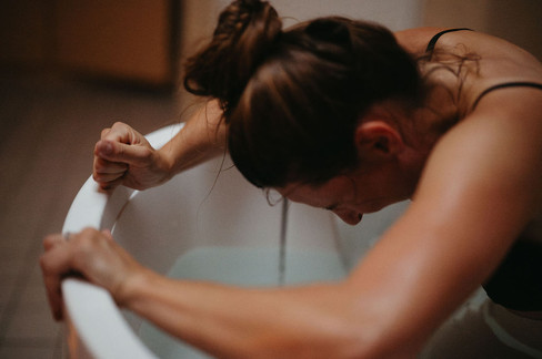 wassergeburt-im-diakoniekrankenhaus-freiburg-geburtsfotografie