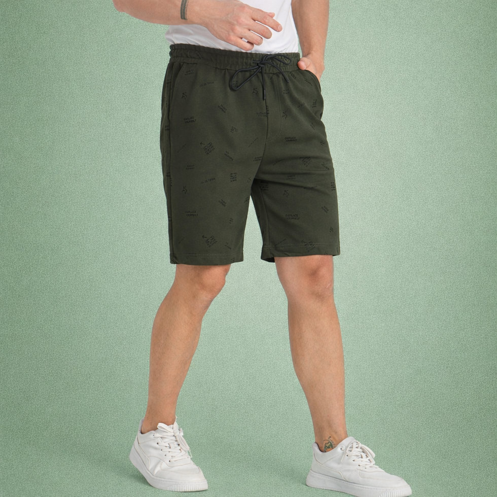 Koyu yeşil ipli şort giyen erkek