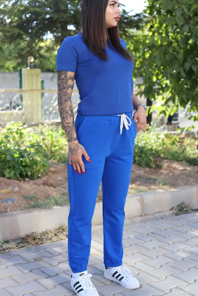 Mavi eşofman altı ve tişört giyen kadın