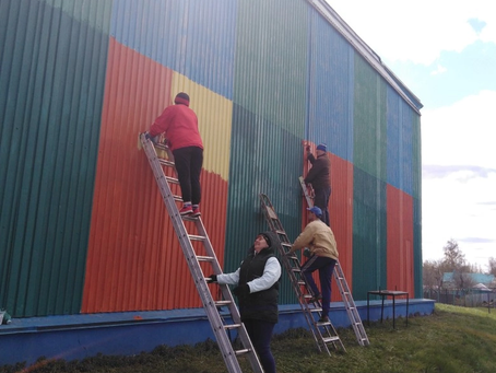 Коллектив МБУ ДО ДЮСШ приступил к покраске здания спортивного комплекса.