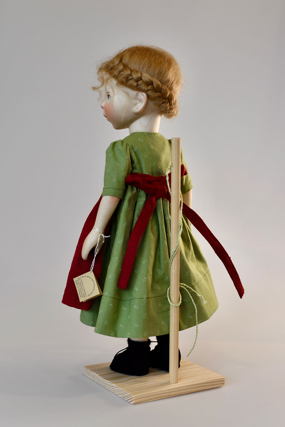 Thumbnail: Artist doll with green dirndl and red apron | Elisabeth Pongratz-Schöfer