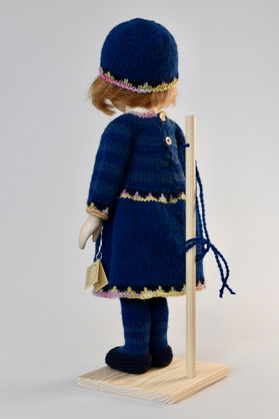 Miniaturbild: Künstlerpuppe mit gestricktem Kleid und Mütze | Elisabeth Pongratz-Schöfer