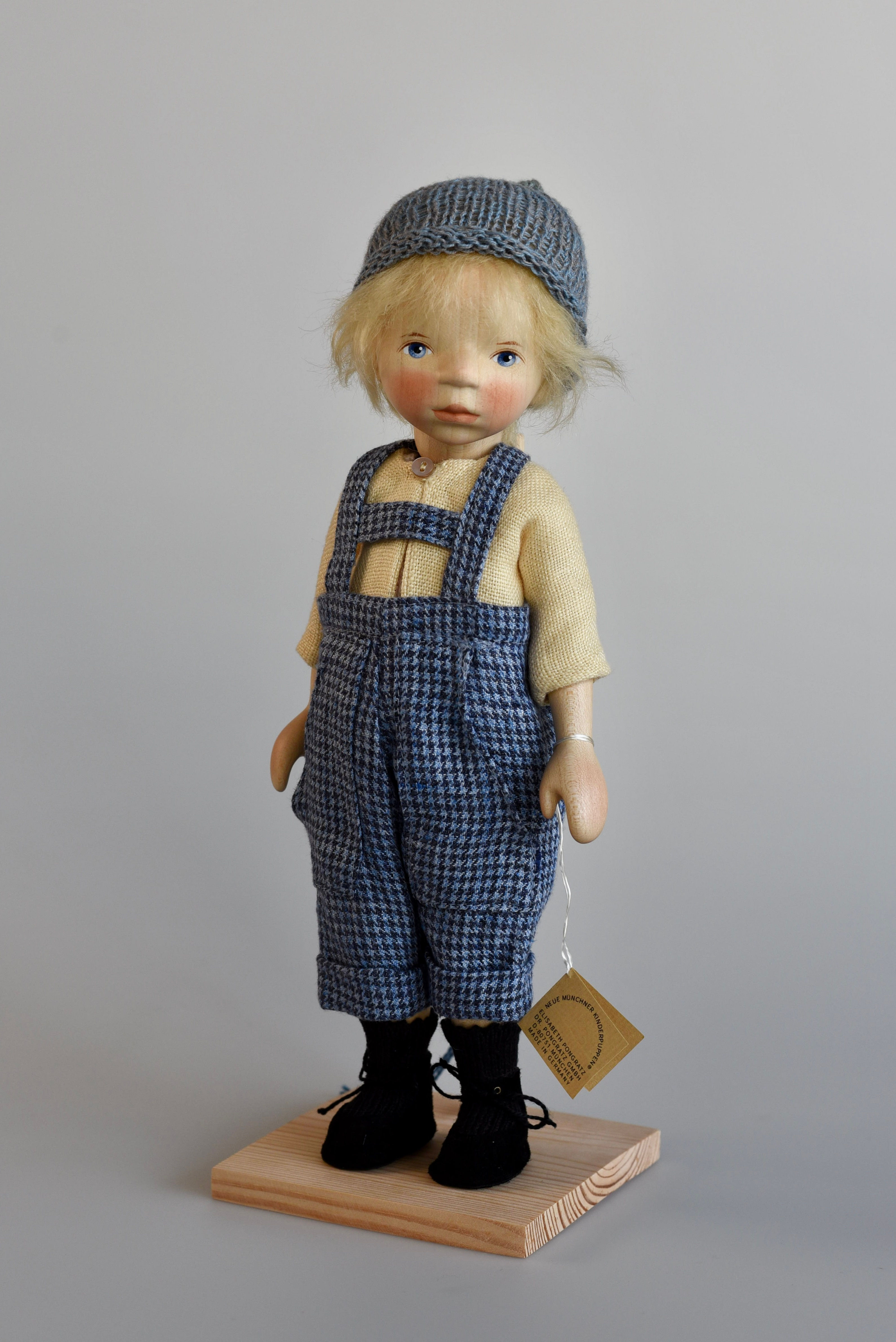 Small artist doll with overalls and pointed cap | Elisabeth Pongratz-Schöfer