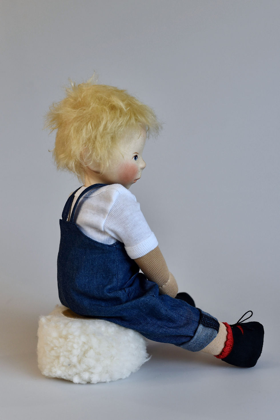 Thumbnail: Artist doll with jeans and red socks | Elisabeth Pongratz-Schöfer