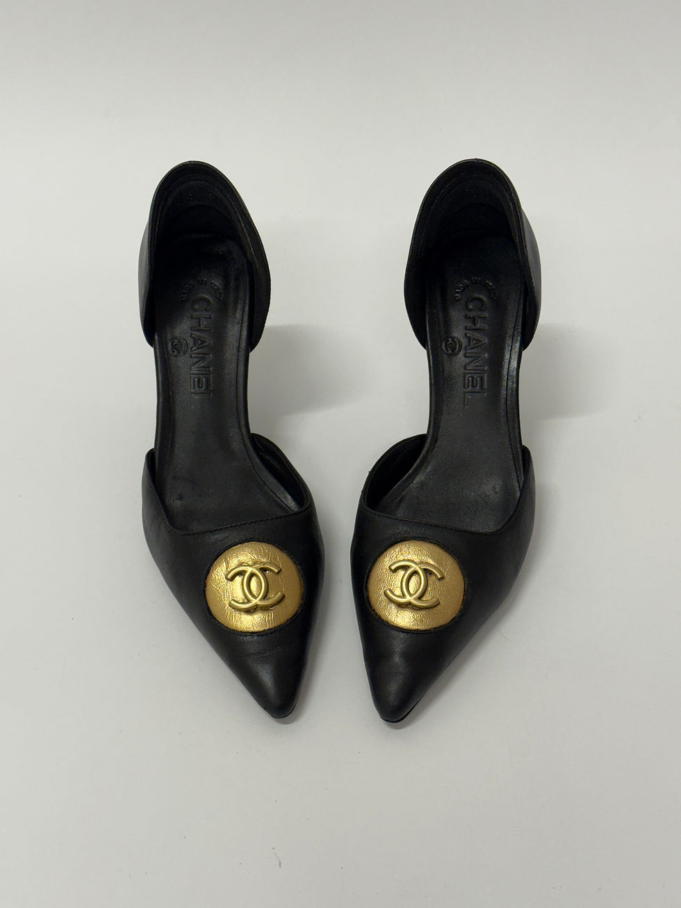 CHANEL BLACK LEATHER & GOLD CC HEELS 37