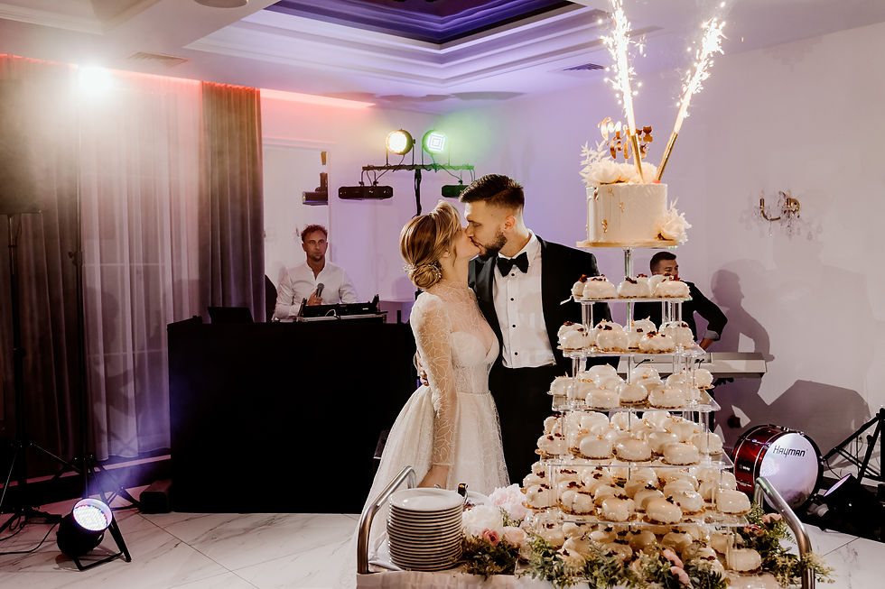 wedding-couple-kissing-in-front-of-a-mini-cakes-wedding-cake