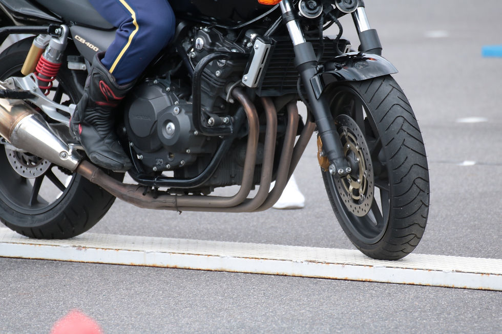 バイクのステップワーク:旋回と安定のメカニズム