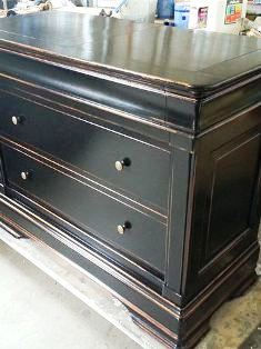Artisan_ebeniste_restauration_un_meuble_laqué.jpg