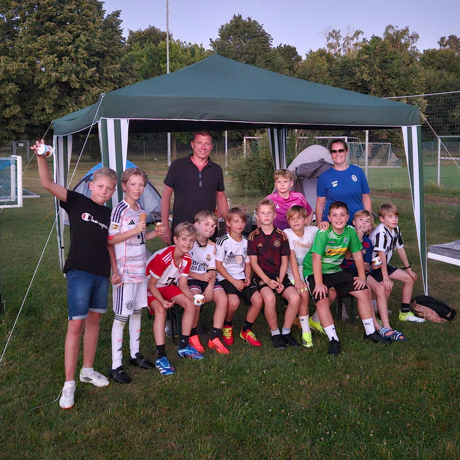 Saisonabschluss der U10-1 Jg. 2015 - ein Wochenende im Zelt auf dem Trainingsgelände