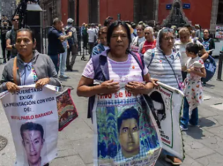 Normalistas de Mactumactzá bloquean Insurgentes y Reforma en CDMX; exigen justicia por muerte de compañero