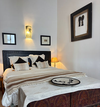 vue du lit double d'une chambre du riad avec sa décoration authentique 