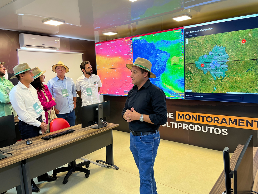 Prof. Leandro Rodrigues, diretor Científico do CEAGRE, apresenta a Central de Monitoramento Multiprodutos para o público.