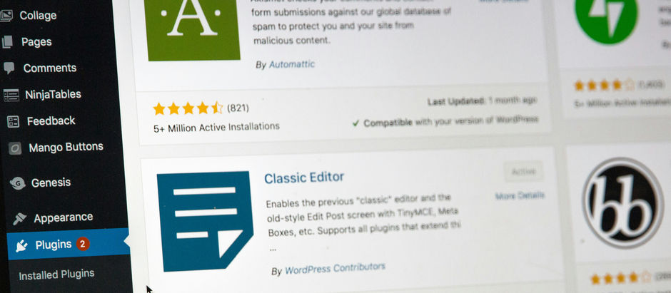 WordPress dashboard showing plugins like Akismet Anti-Spam and Classic Editor with ratings. Sidebar menu with highlighted "Plugins" option.