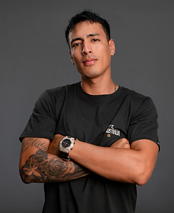 foto de hombre cruzando brazos