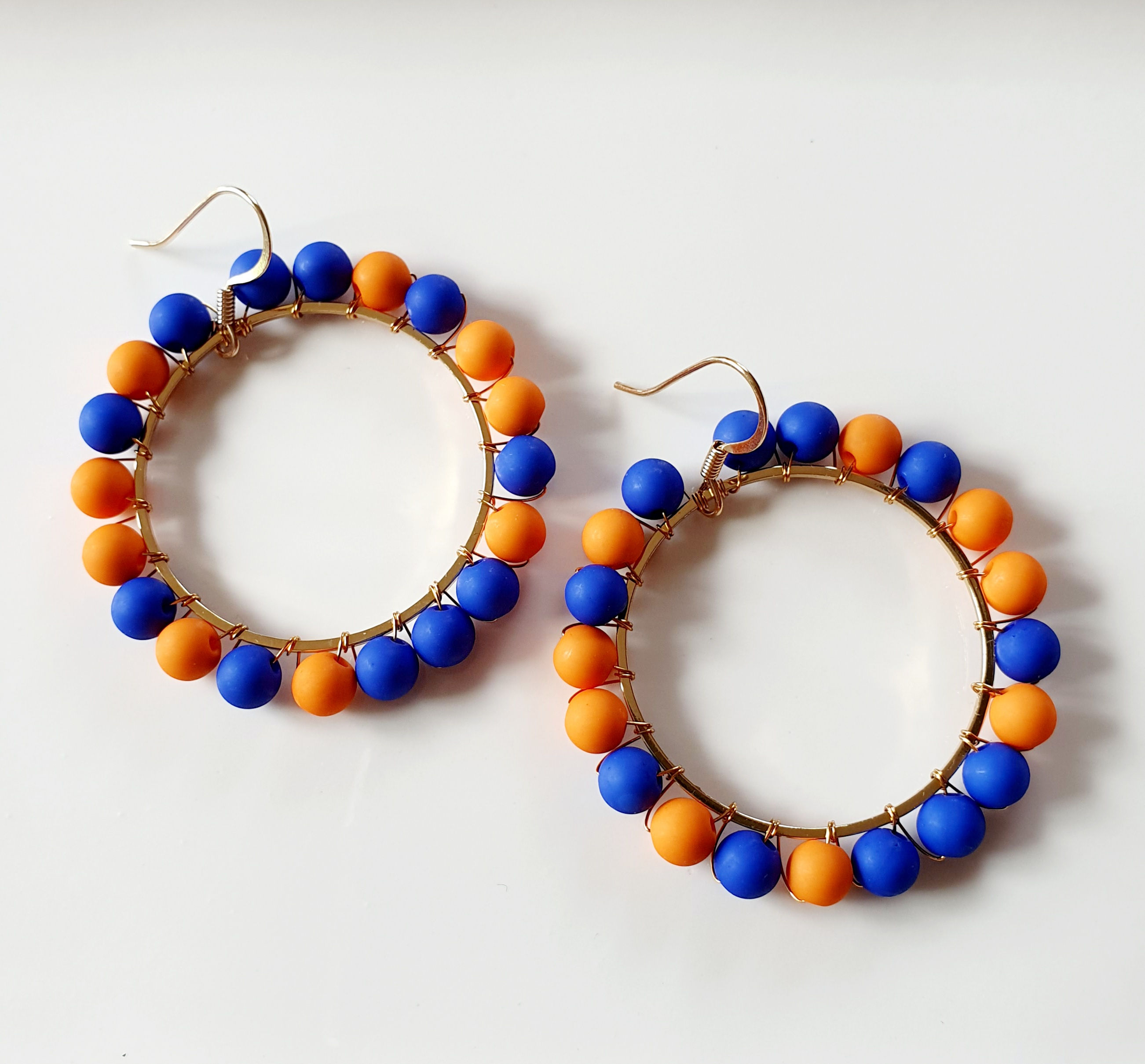 Farbenfrohe Creolen mit matten Perlen