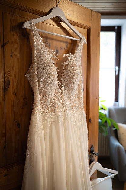 Brautkleid mit Glitzer und Perlen mit einem Chiffonrock. Foto von mg.photo_graphy