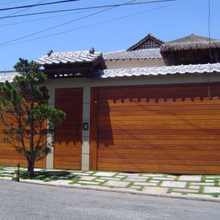 portão automático em madeira