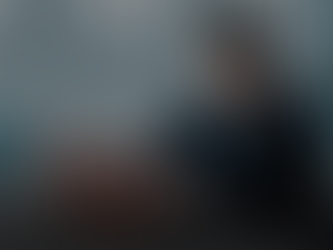 Atliekų išvežimo paslaugos Vilniuje verslui – SCANDICCLEAN komanda prie konteinerio