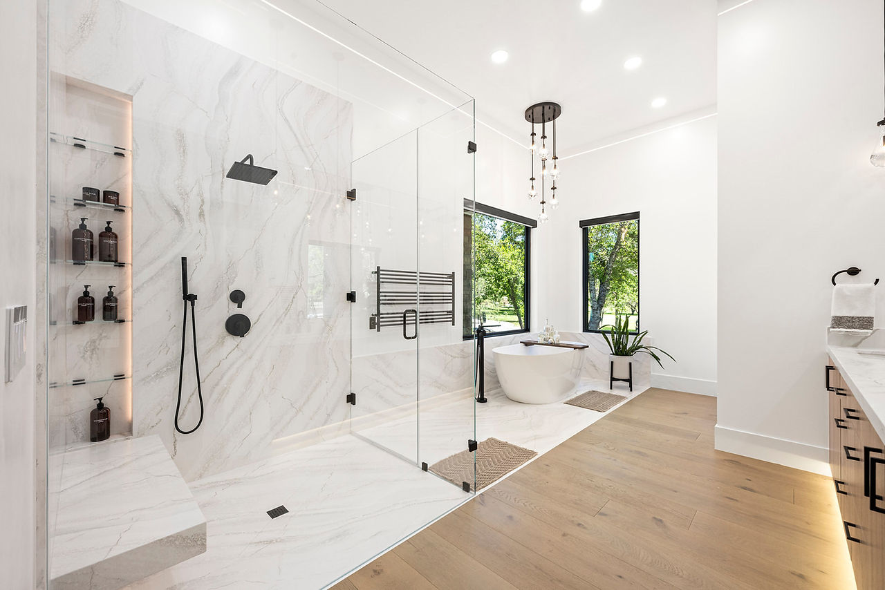 Luxury owners bath with custom features by Apex Homes Florida.