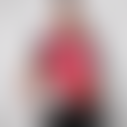 Wendy Free of the Southern Steel, holding a netball