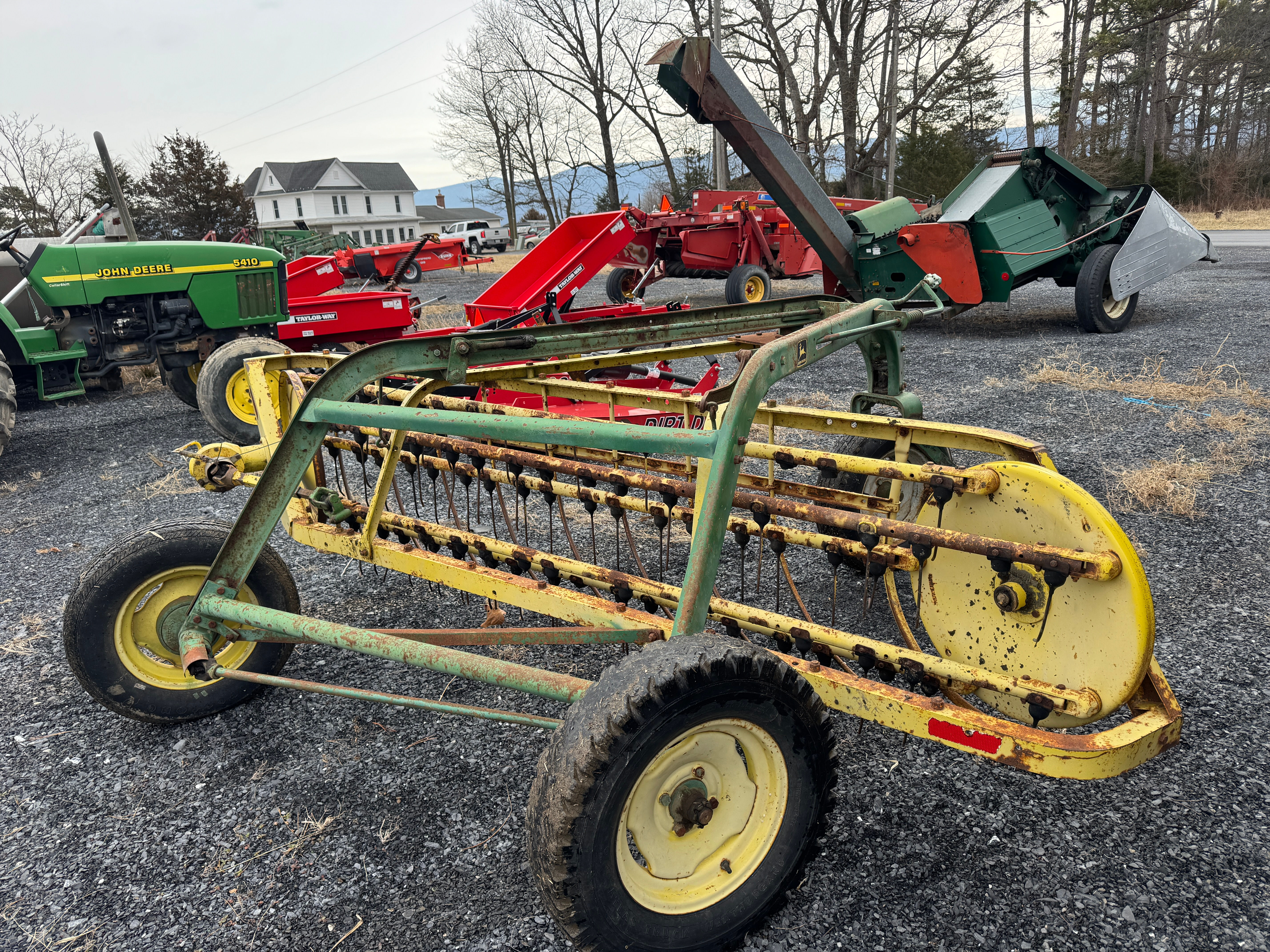 John Deere 660 Hay Rake
