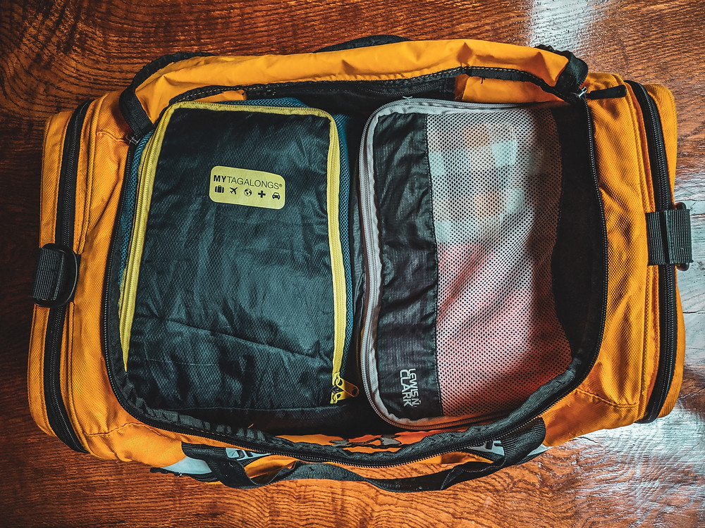 Steph from the Each Day Slow blog using packing cubes as a travel hack.