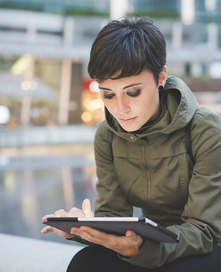 Une jeune femme de lecture sur tablette