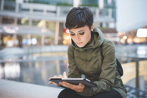 Una lectura de la mujer joven en la tabl