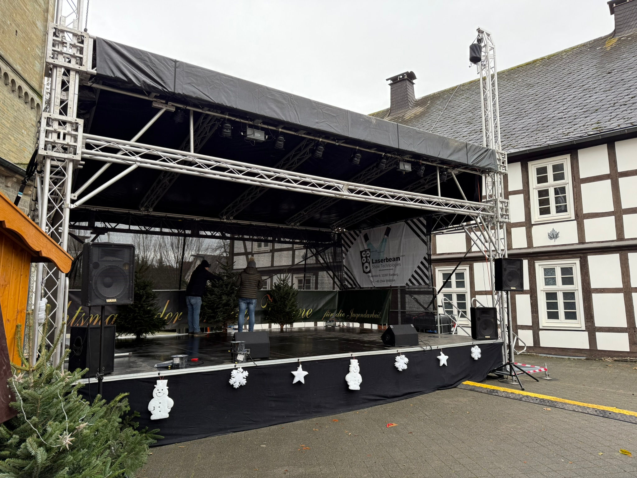 Vermietung - 8x6 Meter Satteldachbühne inklusive Boden