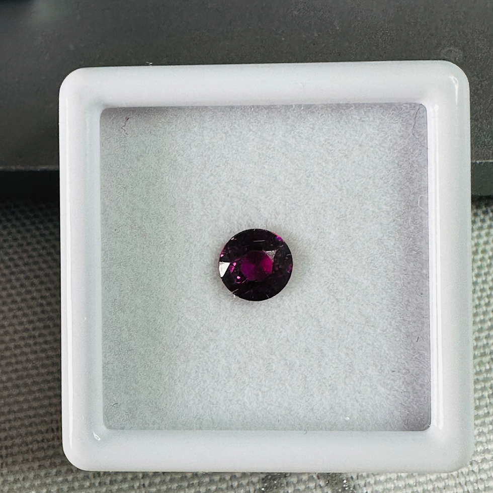 Thumbnail: GARNET  ROUND 5.2MM  0.68CTS  RED