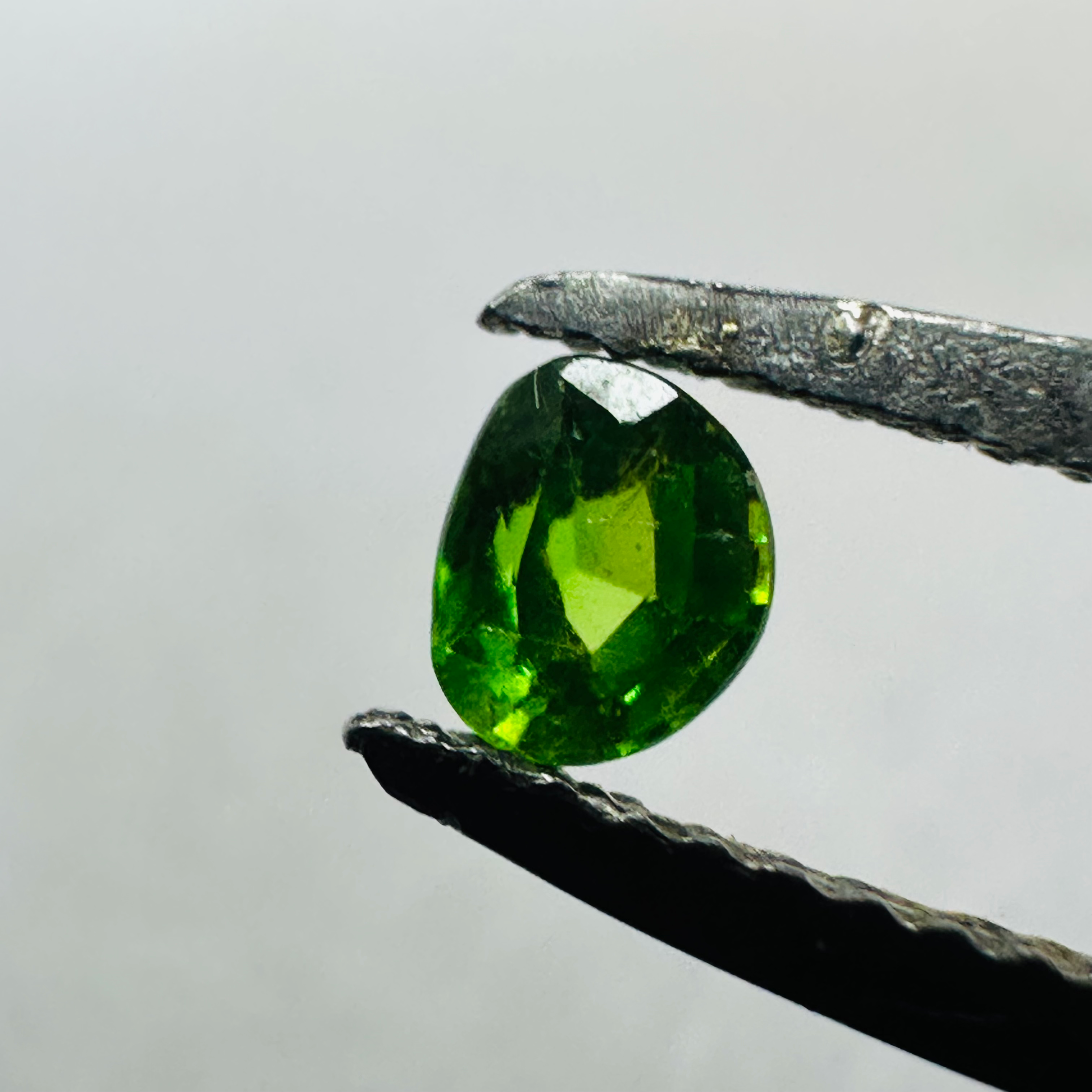 GARNET GREEN D SHAPE 3.4MMX2.9MM  0.18CTS