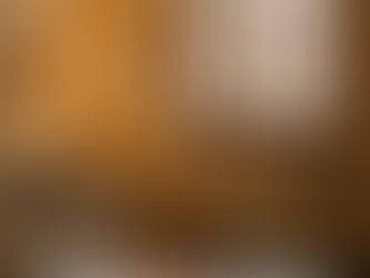 Altbau-Wohnraum mit Heizkörper – Symbolbild für den Vergleich von Heizsystemen im Altbau.