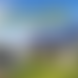 Modernes Einfamilienhaus mit Photovoltaikanlage auf dem Dach und Wärmepumpe im Garten – Förderungen 2026/27 für Wärmepumpe und PV in Deutschland