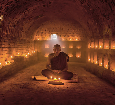 Buddhistischer Mönch meditierend
