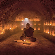 Monge budista meditando