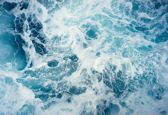 Blaues Wasser in Bewegung – Symbol für Veränderung, Fluss und körperbasierte Heilung