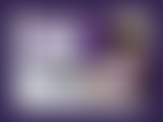 Dois profissionais em uma sala de reuniões analisam um painel digital em uma tela grande, mostrando uma grade de fotos de imóveis e gráficos de desempenho de vendas.