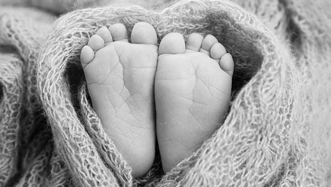 De la naissance à 6 ans

 « Dans tes pieds il y a tout ton corps »

La réflexologie va activer des points et zones réflexes situées sur les pieds

In utéro, le toucher est le premier sens à se développer ; c’est un sens vital pour le bébé et le jeune enfant.

Les bienfaits : 
-Facilite le lien d’attachement ; diminue les tensions, les conflits…
-crée une bulle de douceur ; 
-apaise et améliore le sommeil, libère l’ocytocine (hormone du bien-être)
- aide la gestion des émotions ; 
- soulage les maux tels que les douleurs dentaires, coliques, otites, rhumes… 
- apaise les émotions telles que la peur, la colère et bien d’autres….

Contre-indications : 

- fièvre 
- vaccin
- traumatisme du pied ou de la cheville
En cas de doute, le parent doit demander l’avis du médecin traitant.
La réflexologie plantaire n’empêche pas une visite chez le médecin.
