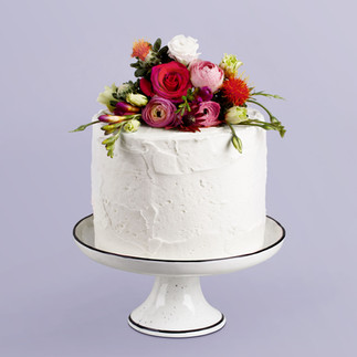 Single tier wedding cake with flowers.