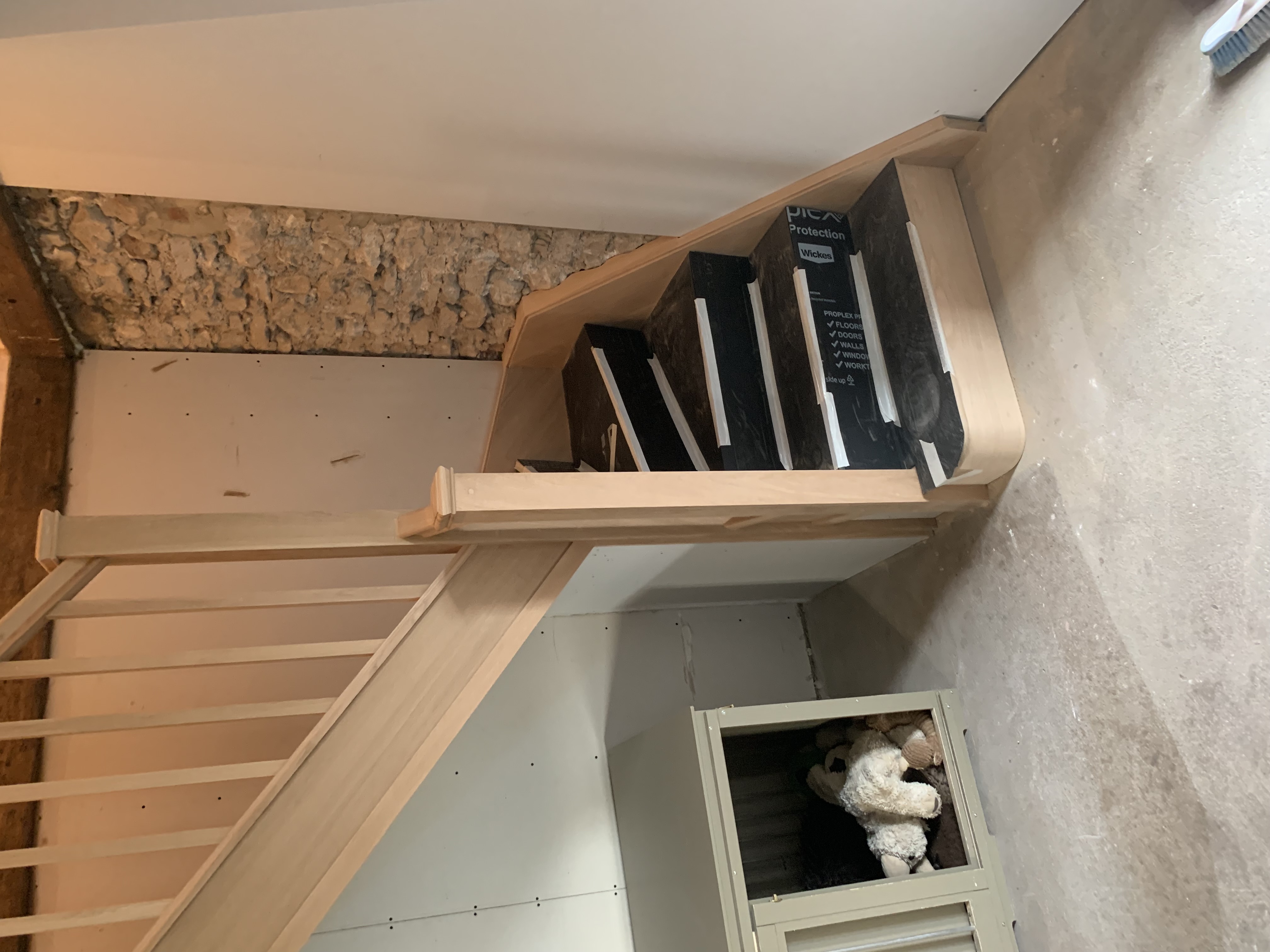 Solid oak staircase with oak treads, oak rise and oak stairparts